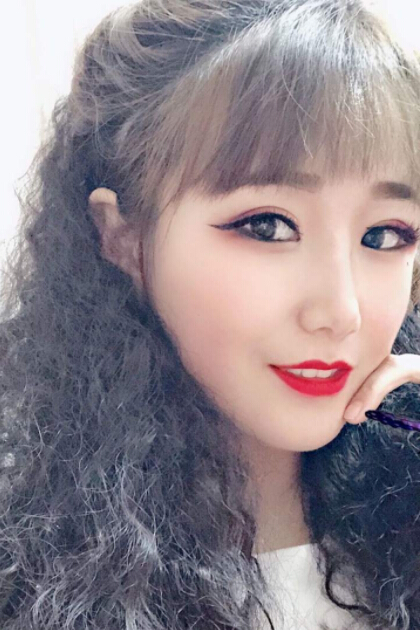 美女直播室聊天 这个主播竟然自称——老板娘