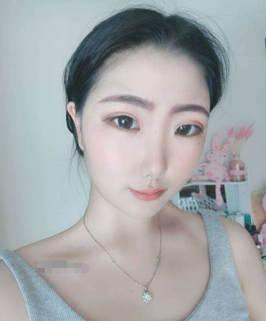 美女直播室聊天 这位主播眼睛里有星星——姜北