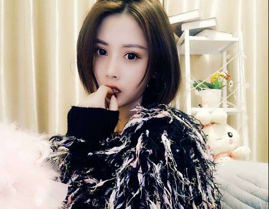 美女主播间聊天 这个主播想要有人宠——小小