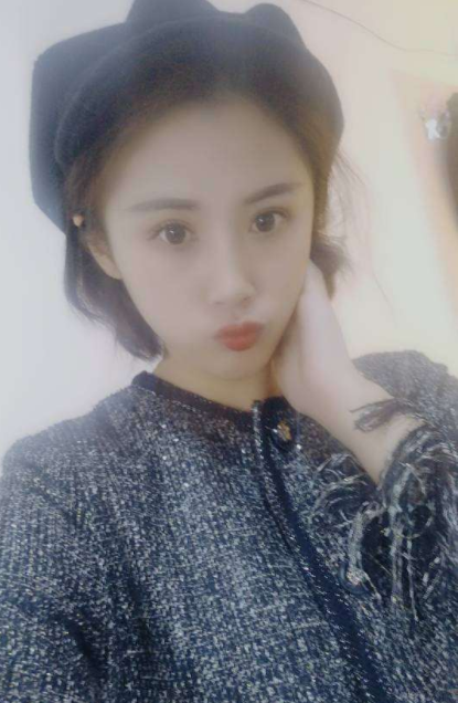 美女主播晒美照