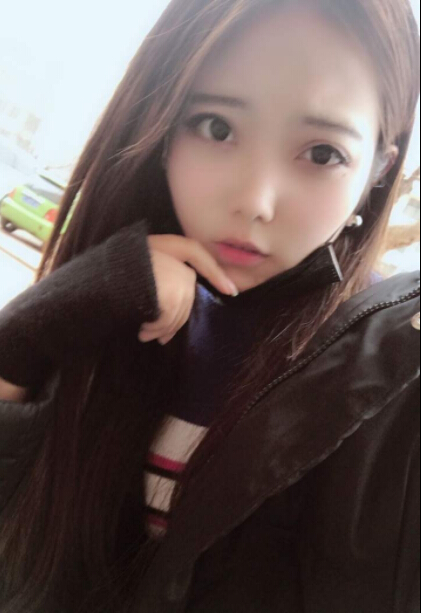 美女直播间视频 佟丽娅穿中戏羽绒服