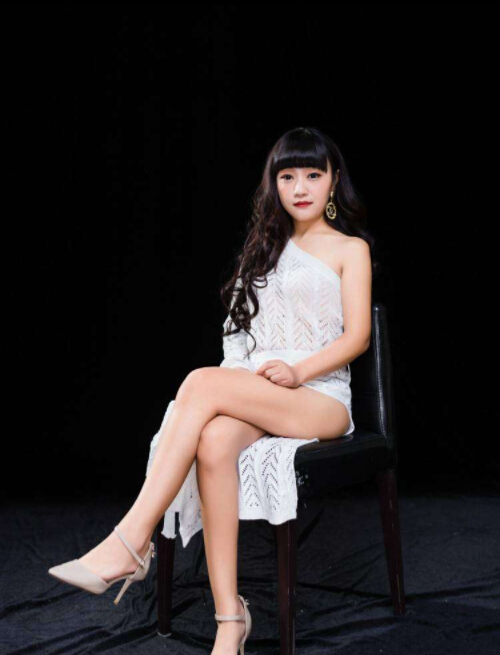 哪个美女主播有气场 个人写真气场足——小娅
