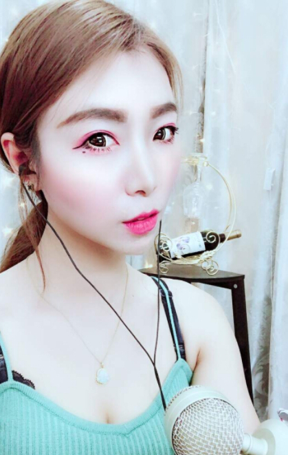 美女主播正在直播 女人的魅力值取决于——七月