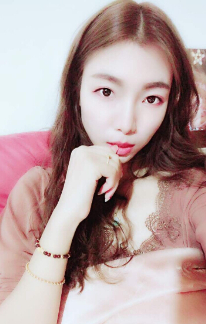 美女主播心怀广