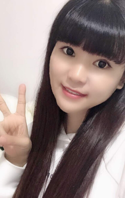 美女主播晒自拍