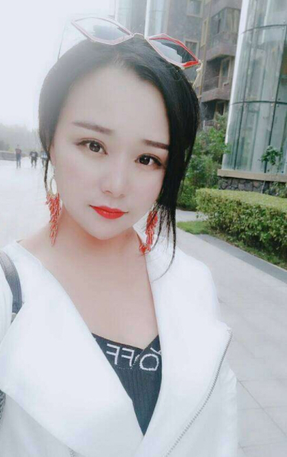 美女主播很随性