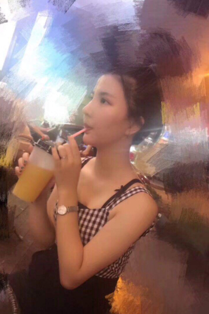 美女直播间视频 邱淑贞女儿走秀现经典造型