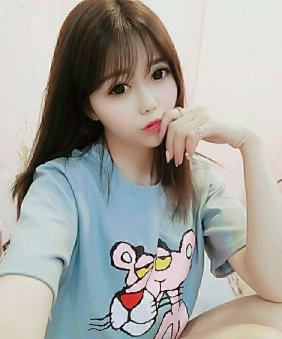 美女主播晒自拍