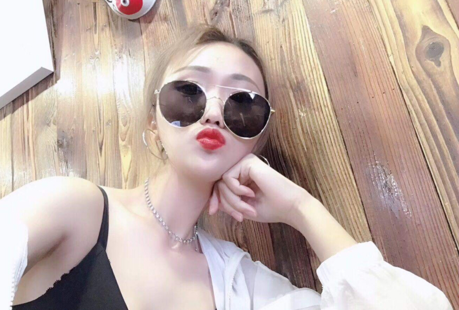 美女直播间造型