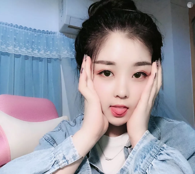 美女直播间甜美