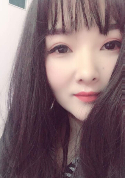 张嘉倪安慰小萝莉 美女主播却喜欢她这里