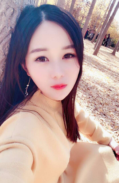 美女主播晒自拍