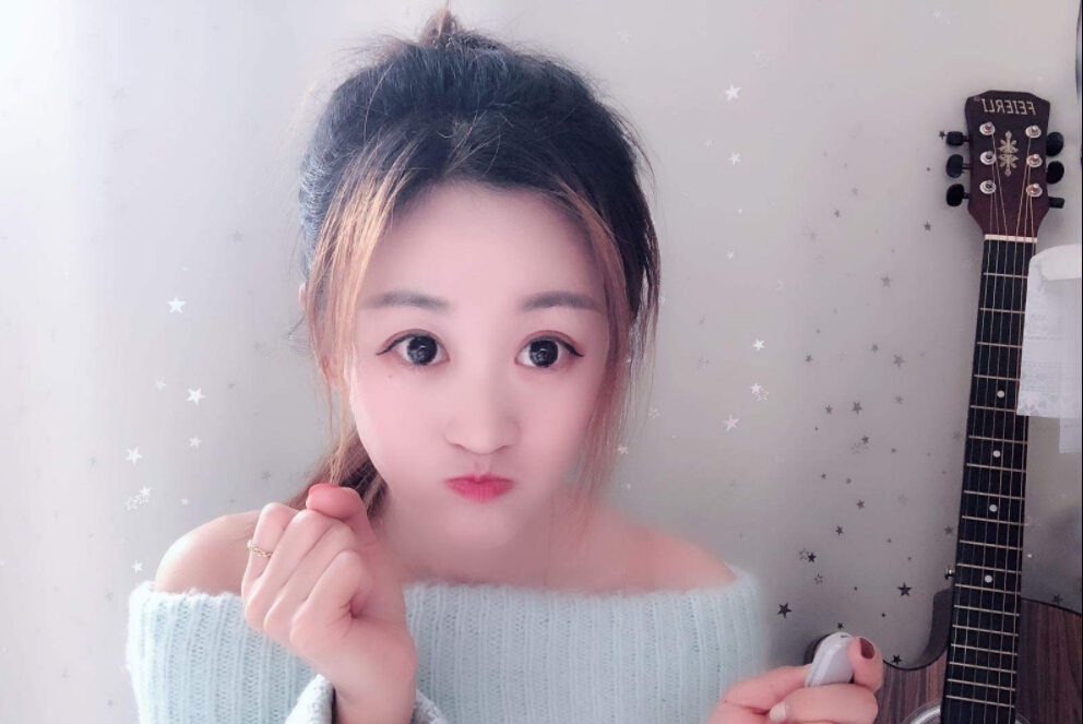 美女直播间视频聊 主播点不起外卖求支持——朵儿