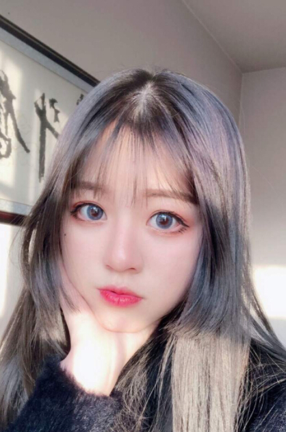 美女主播晒自拍