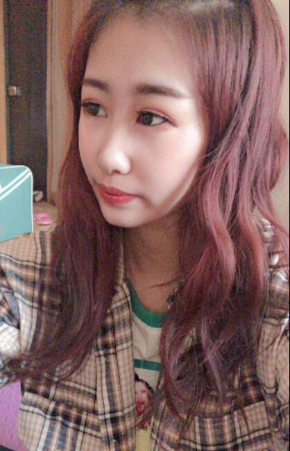 美女主播晒自拍