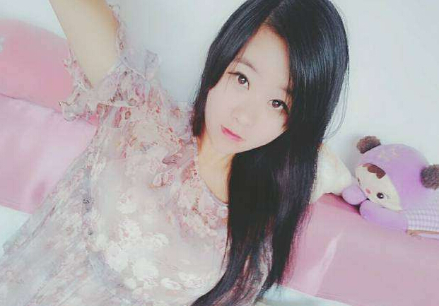 美女主播晒自拍