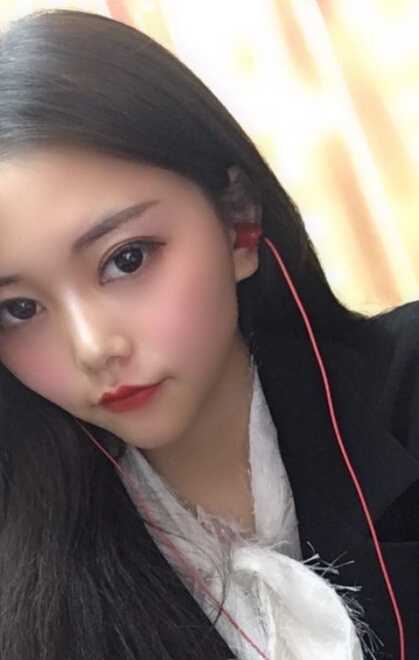美女主播晒自拍