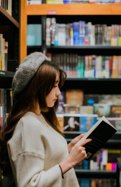 美女直播间视频聊 观众帮主播过任务刷屏——妖妖