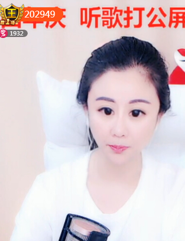 清纯美女主播会唱歌 视频直播间美女聊——咔咔猫