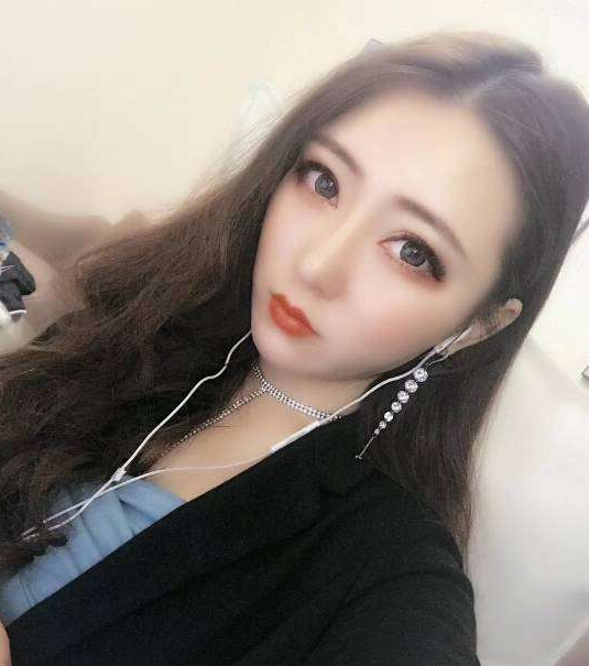 高冷美女主播视频 这个动作暴露主播本性——碱么么