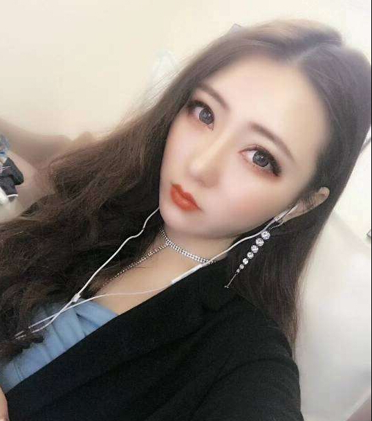 美女主播碱么么