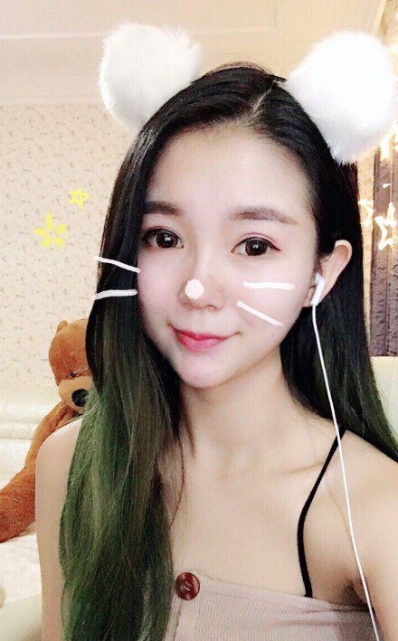 美女主播李小默 关注有惊喜2
