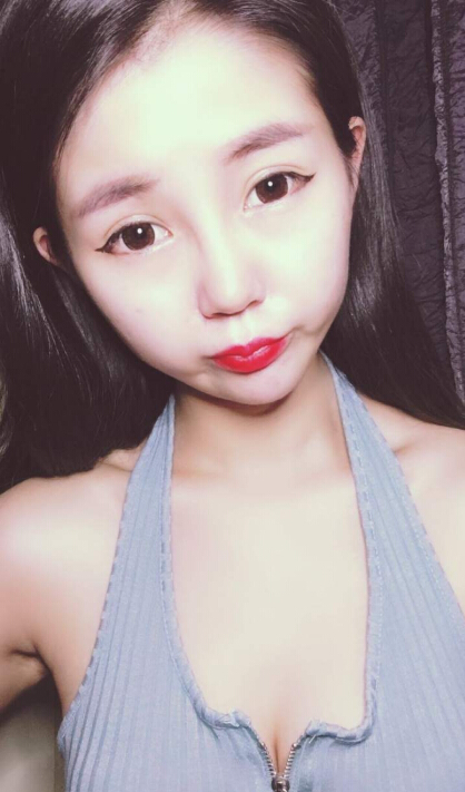 美女主播李小默 关注有惊喜5
