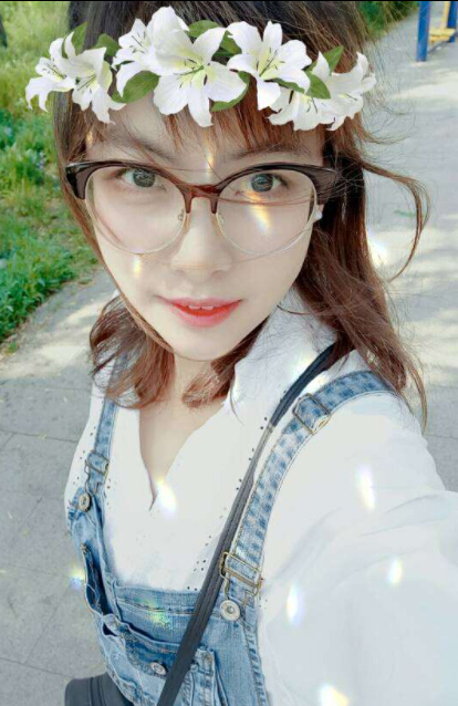 视频直播间少女