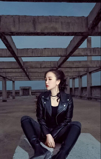 性感美女主播视频 紧身衣皮裤是个小野猫——心瑶