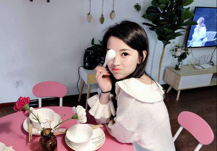 清纯美女主播视频 甜美可爱竟然很中二——知夏