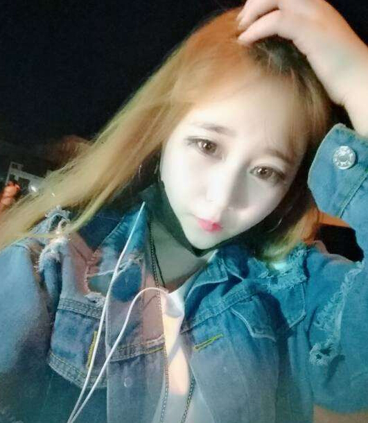 视频聊天室美女主播 请选择扶贫方式——小不点