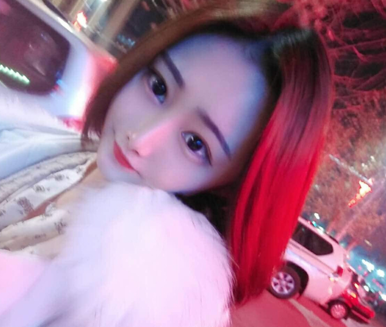 视频直播间美女主播
