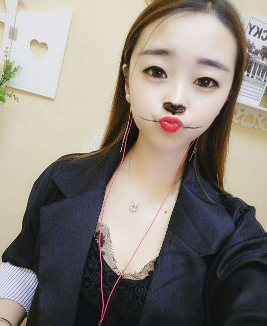 视频直播间美女聊 有人宠会更出众——小豆芽