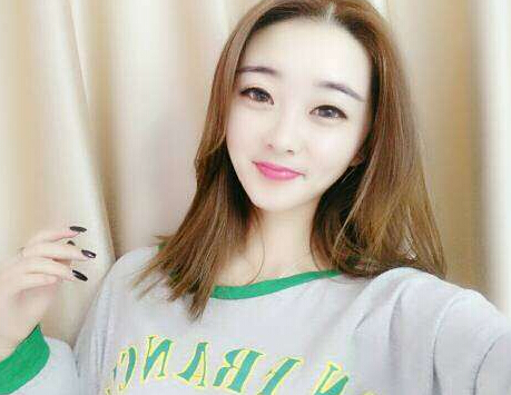 爱聊直播间美女主播