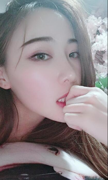 美女主播间会比心的直播——欧寒