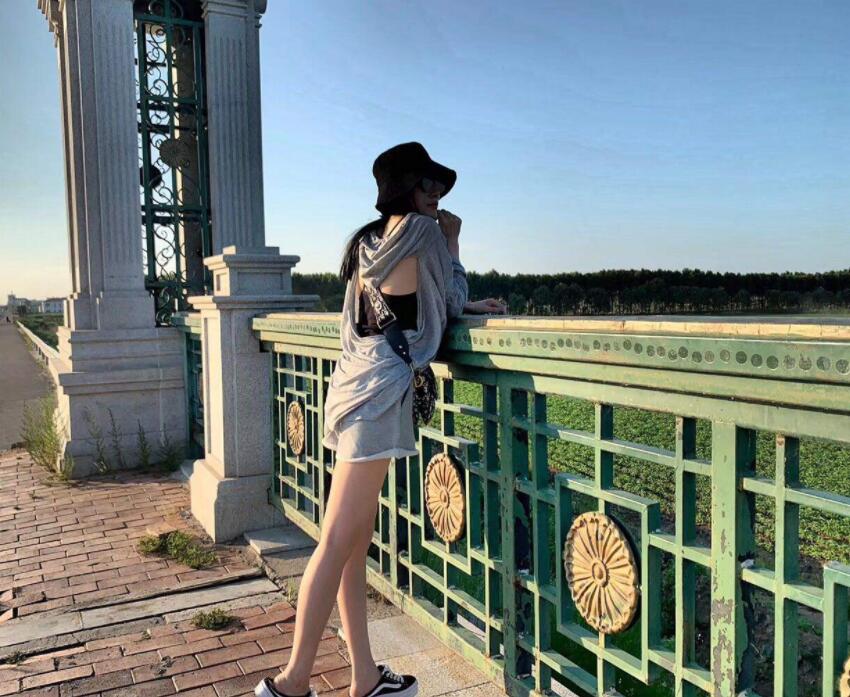美女直播间主播视频聊——老妖精