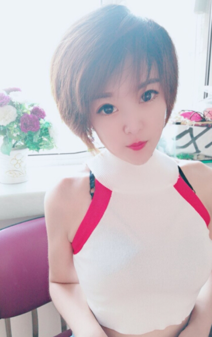 视频聊天室短发美女主播——蝈蝈