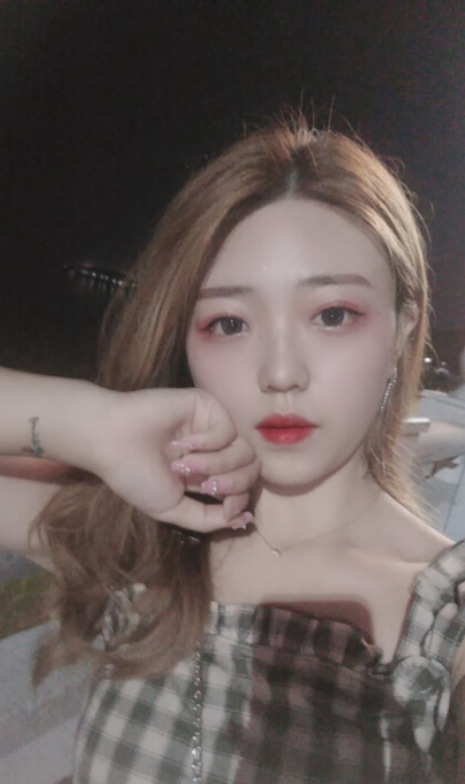 视频直播间美女主播很会聊——小璟雯