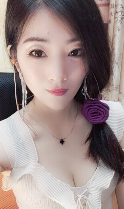 同城聊天室网站美女主播——海月