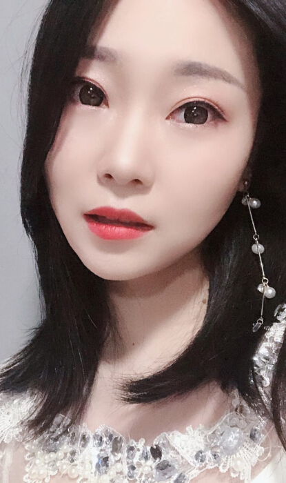 美女主播直播撸狗 大哥直言狗比你有镜头感