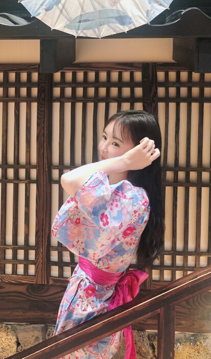 美女主播敬业直播 重感冒还在坚持
