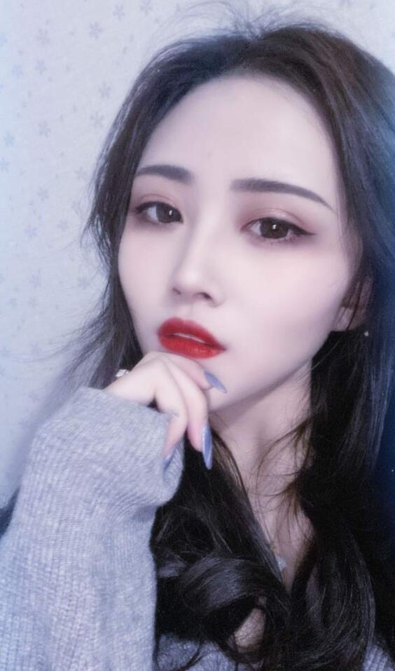 视频直播间主播戴墨镜