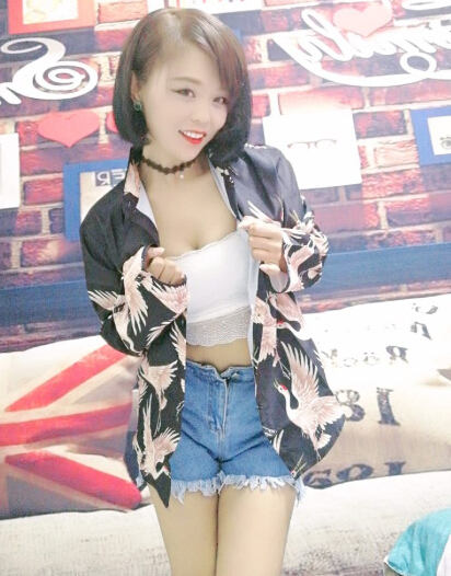 真人视频直播室 美女晒泳装等夏天