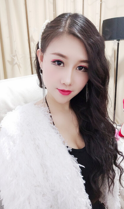 真人视频直播室 美女主播化身吃播