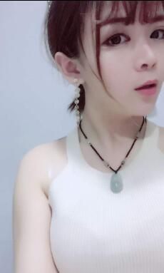 视频直播美女深夜自拍变身小恶魔 眼神超有戏2