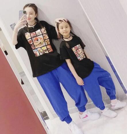 甜馨李小璐母女同框亲子装拍照 嘻哈范儿十足2