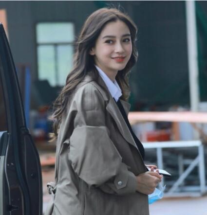 美女杨颖复工 回眸一笑依然甜如少女1