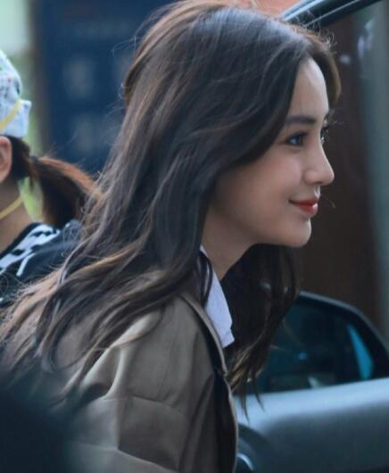 美女杨颖复工 回眸一笑依然甜如少女4