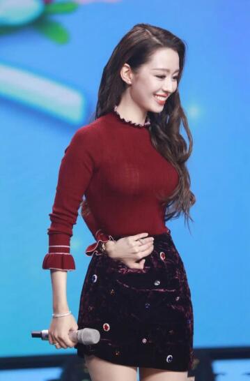 美女吉娜真小腰精!穿蛋糕裙秀好身材，细腰不足一握1