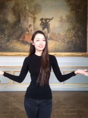 美女吉娜真小腰精!穿蛋糕裙秀好身材，细腰不足一握3